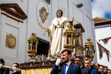 Carmona, İspanya - 19 Haziran 2022 Carmona Corpus Christi, Santa Maria Kilisesi 'ne giden dini geçit töreni, dini heykeller, küçük çocuklar, Hıristiyanlar ve bir müzik grubundan oluşuyor.