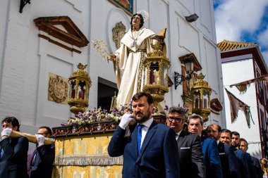 Carmona, İspanya - 19 Haziran 2022 Carmona Corpus Christi, Santa Maria Kilisesi 'ne giden dini geçit töreni, dini heykeller, küçük çocuklar, Hıristiyanlar ve bir müzik grubundan oluşuyor.