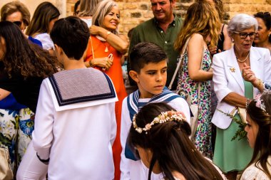 Carmona, İspanya - 19 Haziran 2022 Carmona Corpus Christi, Santa Maria Kilisesi 'ne giden dini geçit töreni, dini heykeller, küçük çocuklar, Hıristiyanlar ve bir müzik grubundan oluşuyor.