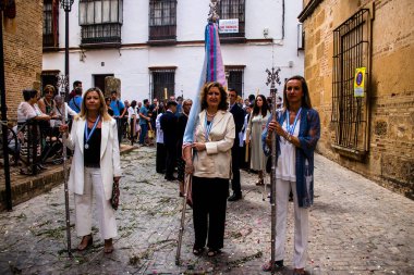 Carmona, İspanya - 19 Haziran 2022 Carmona Corpus Christi, Santa Maria Kilisesi 'ne giden dini geçit töreni, dini heykeller, küçük çocuklar, Hıristiyanlar ve bir müzik grubundan oluşuyor.