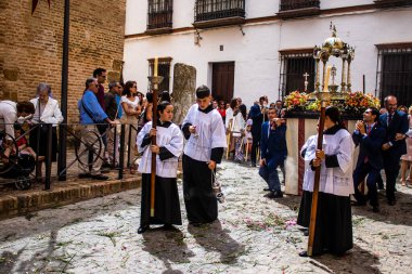 Carmona, İspanya - 19 Haziran 2022 Carmona Corpus Christi, Santa Maria Kilisesi 'ne giden dini geçit töreni, dini heykeller, küçük çocuklar, Hıristiyanlar ve bir müzik grubundan oluşuyor.