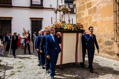 Carmona, İspanya - 19 Haziran 2022 Carmona Corpus Christi, Santa Maria Kilisesi 'ne giden dini geçit töreni, dini heykeller, küçük çocuklar, Hıristiyanlar ve bir müzik grubundan oluşuyor.