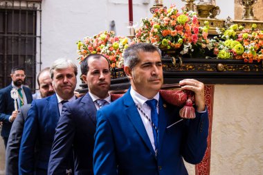 Carmona, İspanya - 19 Haziran 2022 Carmona Corpus Christi, Santa Maria Kilisesi 'ne giden dini geçit töreni, dini heykeller, küçük çocuklar, Hıristiyanlar ve bir müzik grubundan oluşuyor.