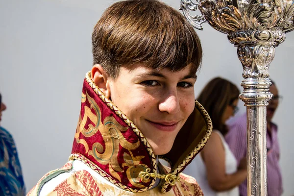 Carmona, İspanya - 19 Haziran 2022 Carmona Corpus Christi, Santa Maria Kilisesi 'ne giden dini geçit töreni, dini heykeller, küçük çocuklar, Hıristiyanlar ve bir müzik grubundan oluşuyor.