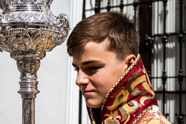 Carmona, İspanya - 19 Haziran 2022 Carmona Corpus Christi, Santa Maria Kilisesi 'ne giden dini geçit töreni, dini heykeller, küçük çocuklar, Hıristiyanlar ve bir müzik grubundan oluşuyor.