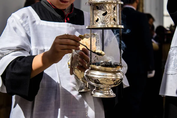 Carmona, İspanya - 19 Haziran 2022 Carmona Corpus Christi, Santa Maria Kilisesi 'ne giden dini geçit töreni, dini heykeller, küçük çocuklar, Hıristiyanlar ve bir müzik grubundan oluşuyor.