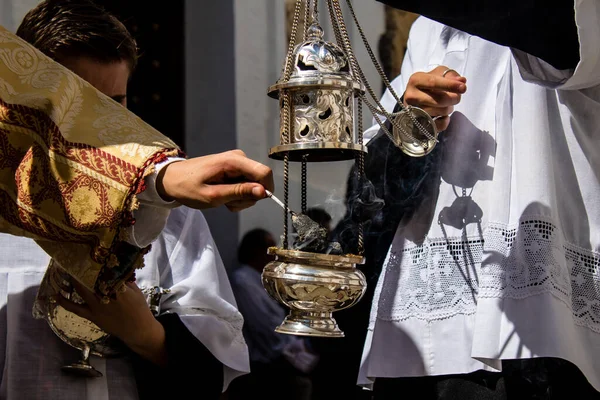 Carmona, İspanya - 19 Haziran 2022 Carmona Corpus Christi, Santa Maria Kilisesi 'ne giden dini geçit töreni, dini heykeller, küçük çocuklar, Hıristiyanlar ve bir müzik grubundan oluşuyor.