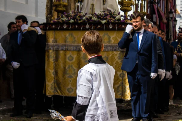 Carmona, İspanya - 19 Haziran 2022 Carmona Corpus Christi, Santa Maria Kilisesi 'ne giden dini geçit töreni, dini heykeller, küçük çocuklar, Hıristiyanlar ve bir müzik grubundan oluşuyor.