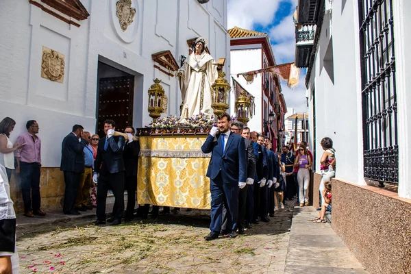 Carmona, İspanya - 19 Haziran 2022 Carmona Corpus Christi, Santa Maria Kilisesi 'ne giden dini geçit töreni, dini heykeller, küçük çocuklar, Hıristiyanlar ve bir müzik grubundan oluşuyor.