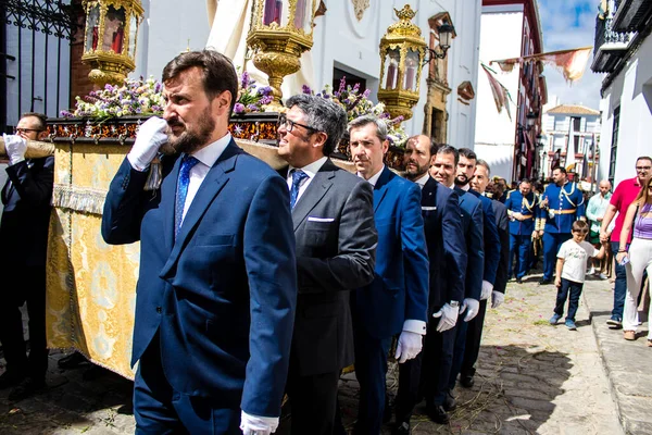 Carmona, İspanya - 19 Haziran 2022 Carmona Corpus Christi, Santa Maria Kilisesi 'ne giden dini geçit töreni, dini heykeller, küçük çocuklar, Hıristiyanlar ve bir müzik grubundan oluşuyor.