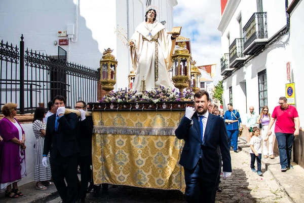 Carmona, İspanya - 19 Haziran 2022 Carmona Corpus Christi, Santa Maria Kilisesi 'ne giden dini geçit töreni, dini heykeller, küçük çocuklar, Hıristiyanlar ve bir müzik grubundan oluşuyor.