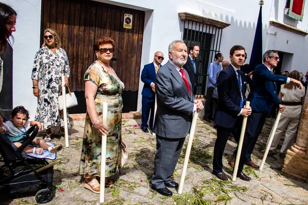 Carmona, İspanya - 19 Haziran 2022 Carmona Corpus Christi, Santa Maria Kilisesi 'ne giden dini geçit töreni, dini heykeller, küçük çocuklar, Hıristiyanlar ve bir müzik grubundan oluşuyor.