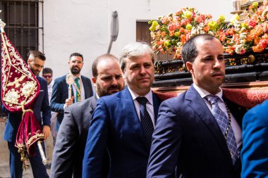 Carmona, İspanya - 19 Haziran 2022 Carmona Corpus Christi, Santa Maria Kilisesi 'ne giden dini geçit töreni, dini heykeller, küçük çocuklar, Hıristiyanlar ve bir müzik grubundan oluşuyor.