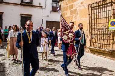 Carmona, İspanya - 19 Haziran 2022 Carmona Corpus Christi, Santa Maria Kilisesi 'ne giden dini geçit töreni, dini heykeller, küçük çocuklar, Hıristiyanlar ve bir müzik grubundan oluşuyor.