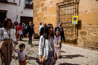 Carmona, İspanya - 19 Haziran 2022 Carmona Corpus Christi, Santa Maria Kilisesi 'ne giden dini geçit töreni, dini heykeller, küçük çocuklar, Hıristiyanlar ve bir müzik grubundan oluşuyor.