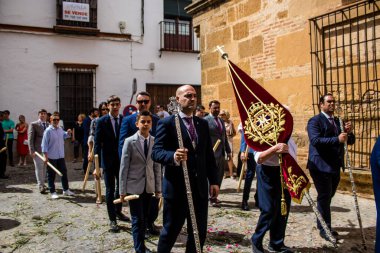 Carmona, İspanya - 19 Haziran 2022 Carmona Corpus Christi, Santa Maria Kilisesi 'ne giden dini geçit töreni, dini heykeller, küçük çocuklar, Hıristiyanlar ve bir müzik grubundan oluşuyor.