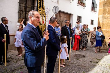 Carmona, İspanya - 19 Haziran 2022 Carmona Corpus Christi, Santa Maria Kilisesi 'ne giden dini geçit töreni, dini heykeller, küçük çocuklar, Hıristiyanlar ve bir müzik grubundan oluşuyor.