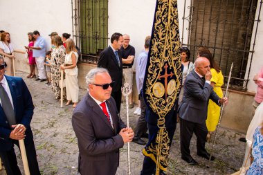 Carmona, İspanya - 19 Haziran 2022 Carmona Corpus Christi, Santa Maria Kilisesi 'ne giden dini geçit töreni, dini heykeller, küçük çocuklar, Hıristiyanlar ve bir müzik grubundan oluşuyor.