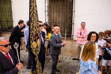 Carmona, İspanya - 19 Haziran 2022 Carmona Corpus Christi, Santa Maria Kilisesi 'ne giden dini geçit töreni, dini heykeller, küçük çocuklar, Hıristiyanlar ve bir müzik grubundan oluşuyor.