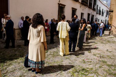 Carmona, İspanya - 19 Haziran 2022 Carmona Corpus Christi, Santa Maria Kilisesi 'ne giden dini geçit töreni, dini heykeller, küçük çocuklar, Hıristiyanlar ve bir müzik grubundan oluşuyor.