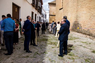 Carmona, İspanya - 19 Haziran 2022 Carmona Corpus Christi, Santa Maria Kilisesi 'ne giden dini geçit töreni, dini heykeller, küçük çocuklar, Hıristiyanlar ve bir müzik grubundan oluşuyor.