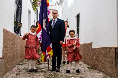 Carmona, İspanya - 19 Haziran 2022 Carmona Corpus Christi, Santa Maria Kilisesi 'ne giden dini geçit töreni, dini heykeller, küçük çocuklar, Hıristiyanlar ve bir müzik grubundan oluşuyor.