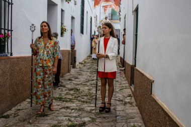 Carmona, İspanya - 19 Haziran 2022 Carmona Corpus Christi, Santa Maria Kilisesi 'ne giden dini geçit töreni, dini heykeller, küçük çocuklar, Hıristiyanlar ve bir müzik grubundan oluşuyor.