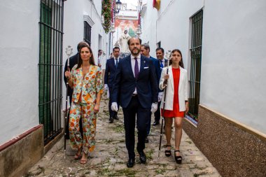 Carmona, İspanya - 19 Haziran 2022 Carmona Corpus Christi, Santa Maria Kilisesi 'ne giden dini geçit töreni, dini heykeller, küçük çocuklar, Hıristiyanlar ve bir müzik grubundan oluşuyor.