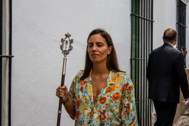 Carmona, İspanya - 19 Haziran 2022 Carmona Corpus Christi, Santa Maria Kilisesi 'ne giden dini geçit töreni, dini heykeller, küçük çocuklar, Hıristiyanlar ve bir müzik grubundan oluşuyor.