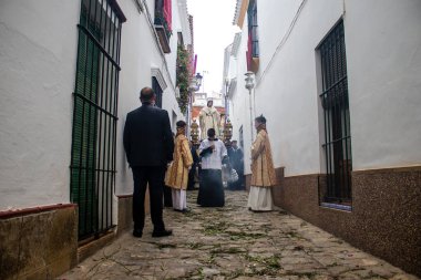Carmona, İspanya - 19 Haziran 2022 Carmona Corpus Christi, Santa Maria Kilisesi 'ne giden dini geçit töreni, dini heykeller, küçük çocuklar, Hıristiyanlar ve bir müzik grubundan oluşuyor.