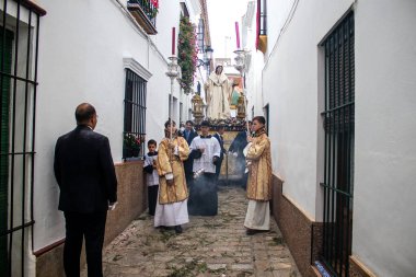 Carmona, İspanya - 19 Haziran 2022 Carmona Corpus Christi, Santa Maria Kilisesi 'ne giden dini geçit töreni, dini heykeller, küçük çocuklar, Hıristiyanlar ve bir müzik grubundan oluşuyor.