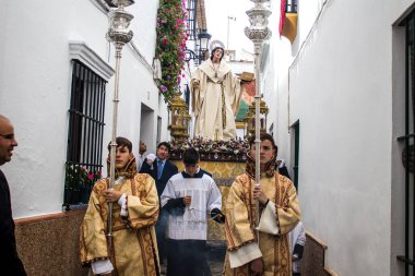 Carmona, İspanya - 19 Haziran 2022 Carmona Corpus Christi, Santa Maria Kilisesi 'ne giden dini geçit töreni, dini heykeller, küçük çocuklar, Hıristiyanlar ve bir müzik grubundan oluşuyor.