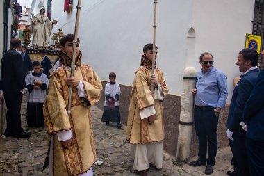 Carmona, İspanya - 19 Haziran 2022 Carmona Corpus Christi, Santa Maria Kilisesi 'ne giden dini geçit töreni, dini heykeller, küçük çocuklar, Hıristiyanlar ve bir müzik grubundan oluşuyor.