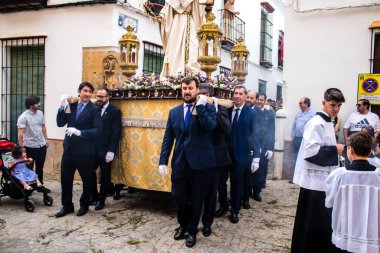 Carmona, İspanya - 19 Haziran 2022 Carmona Corpus Christi, Santa Maria Kilisesi 'ne giden dini geçit töreni, dini heykeller, küçük çocuklar, Hıristiyanlar ve bir müzik grubundan oluşuyor.