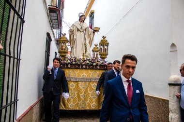 Carmona, İspanya - 19 Haziran 2022 Carmona Corpus Christi, Santa Maria Kilisesi 'ne giden dini geçit töreni, dini heykeller, küçük çocuklar, Hıristiyanlar ve bir müzik grubundan oluşuyor.