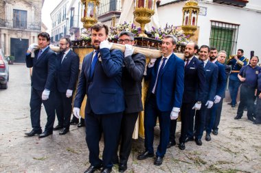 Carmona, İspanya - 19 Haziran 2022 Carmona Corpus Christi, Santa Maria Kilisesi 'ne giden dini geçit töreni, dini heykeller, küçük çocuklar, Hıristiyanlar ve bir müzik grubundan oluşuyor.