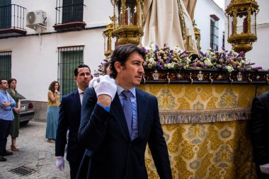 Carmona, İspanya - 19 Haziran 2022 Carmona Corpus Christi, Santa Maria Kilisesi 'ne giden dini geçit töreni, dini heykeller, küçük çocuklar, Hıristiyanlar ve bir müzik grubundan oluşuyor.