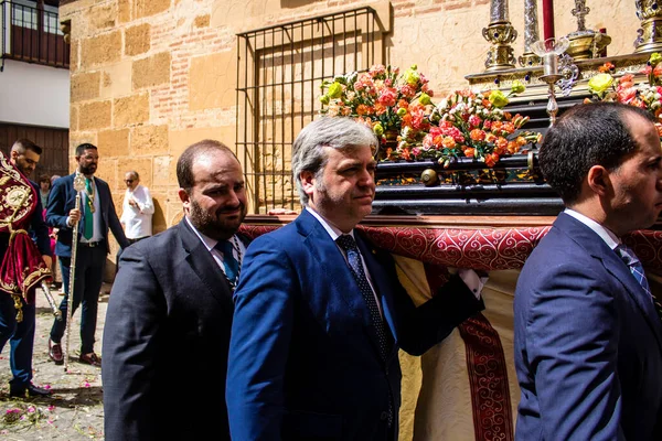 Carmona, İspanya - 19 Haziran 2022 Carmona Corpus Christi, Santa Maria Kilisesi 'ne giden dini geçit töreni, dini heykeller, küçük çocuklar, Hıristiyanlar ve bir müzik grubundan oluşuyor.