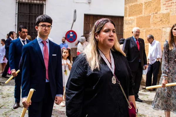 Carmona, İspanya - 19 Haziran 2022 Carmona Corpus Christi, Santa Maria Kilisesi 'ne giden dini geçit töreni, dini heykeller, küçük çocuklar, Hıristiyanlar ve bir müzik grubundan oluşuyor.