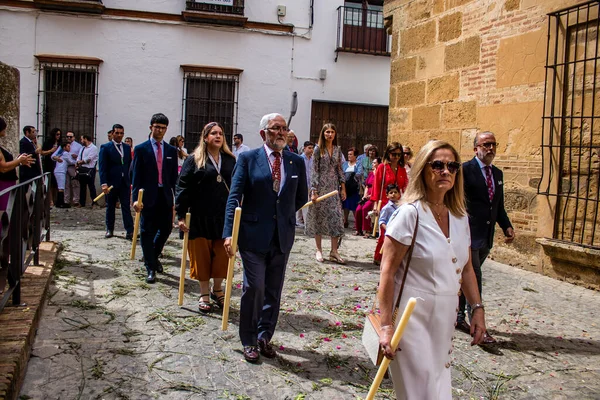 Carmona, İspanya - 19 Haziran 2022 Carmona Corpus Christi, Santa Maria Kilisesi 'ne giden dini geçit töreni, dini heykeller, küçük çocuklar, Hıristiyanlar ve bir müzik grubundan oluşuyor.