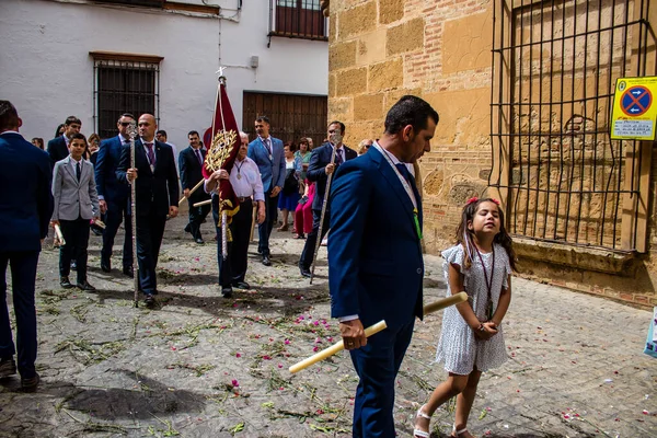 Carmona, İspanya - 19 Haziran 2022 Carmona Corpus Christi, Santa Maria Kilisesi 'ne giden dini geçit töreni, dini heykeller, küçük çocuklar, Hıristiyanlar ve bir müzik grubundan oluşuyor.