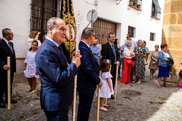 Carmona, İspanya - 19 Haziran 2022 Carmona Corpus Christi, Santa Maria Kilisesi 'ne giden dini geçit töreni, dini heykeller, küçük çocuklar, Hıristiyanlar ve bir müzik grubundan oluşuyor.