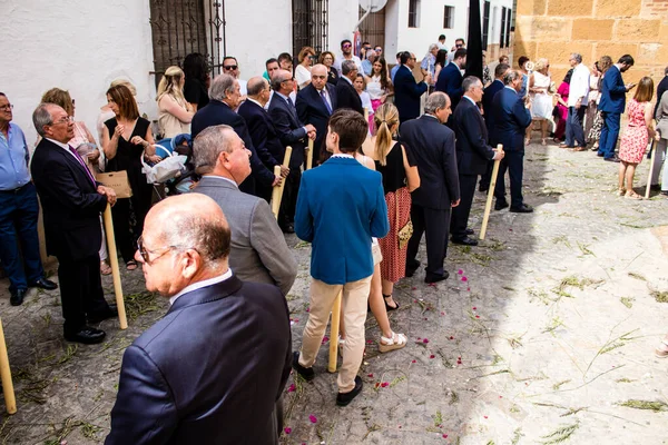 Carmona, İspanya - 19 Haziran 2022 Carmona Corpus Christi, Santa Maria Kilisesi 'ne giden dini geçit töreni, dini heykeller, küçük çocuklar, Hıristiyanlar ve bir müzik grubundan oluşuyor.