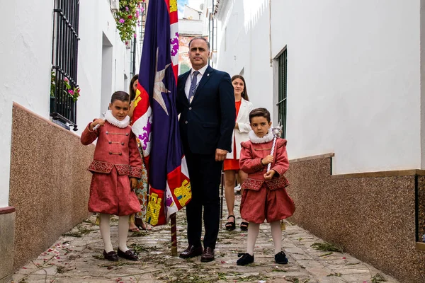 Carmona, İspanya - 19 Haziran 2022 Carmona Corpus Christi, Santa Maria Kilisesi 'ne giden dini geçit töreni, dini heykeller, küçük çocuklar, Hıristiyanlar ve bir müzik grubundan oluşuyor.