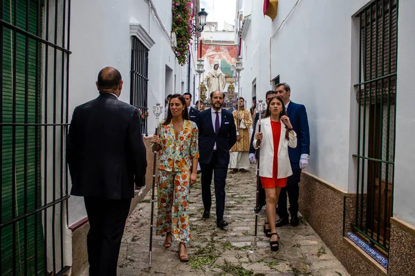 Carmona, İspanya - 19 Haziran 2022 Carmona Corpus Christi, Santa Maria Kilisesi 'ne giden dini geçit töreni, dini heykeller, küçük çocuklar, Hıristiyanlar ve bir müzik grubundan oluşuyor.