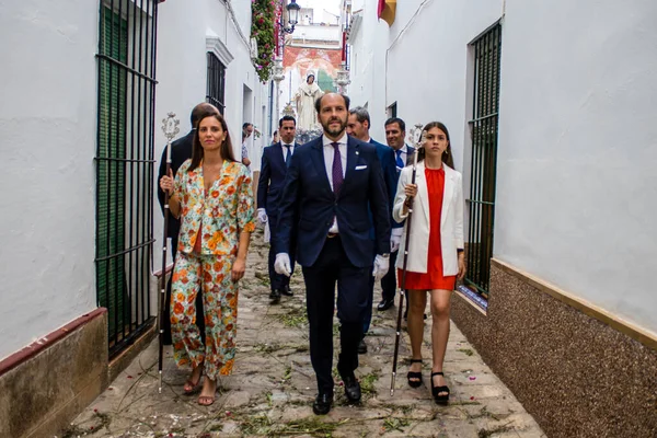 Carmona, İspanya - 19 Haziran 2022 Carmona Corpus Christi, Santa Maria Kilisesi 'ne giden dini geçit töreni, dini heykeller, küçük çocuklar, Hıristiyanlar ve bir müzik grubundan oluşuyor.