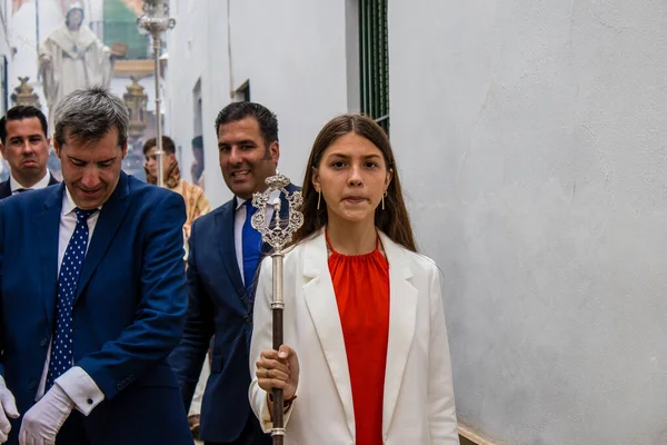 Carmona, İspanya - 19 Haziran 2022 Carmona Corpus Christi, Santa Maria Kilisesi 'ne giden dini geçit töreni, dini heykeller, küçük çocuklar, Hıristiyanlar ve bir müzik grubundan oluşuyor.