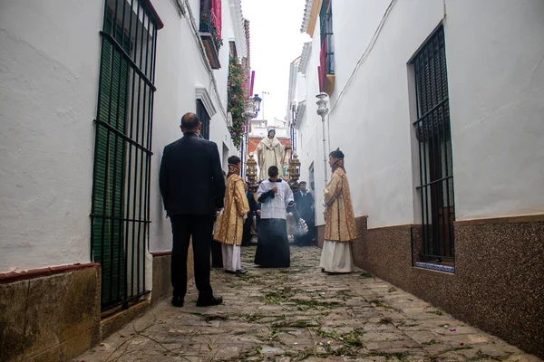 Carmona, İspanya - 19 Haziran 2022 Carmona Corpus Christi, Santa Maria Kilisesi 'ne giden dini geçit töreni, dini heykeller, küçük çocuklar, Hıristiyanlar ve bir müzik grubundan oluşuyor.