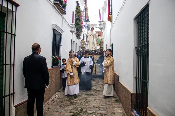 Carmona, İspanya - 19 Haziran 2022 Carmona Corpus Christi, Santa Maria Kilisesi 'ne giden dini geçit töreni, dini heykeller, küçük çocuklar, Hıristiyanlar ve bir müzik grubundan oluşuyor.