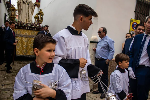 Carmona, İspanya - 19 Haziran 2022 Carmona Corpus Christi, Santa Maria Kilisesi 'ne giden dini geçit töreni, dini heykeller, küçük çocuklar, Hıristiyanlar ve bir müzik grubundan oluşuyor.